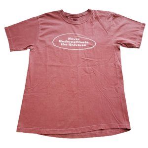 Desert Wash Never Underestimate the Universe T-Shirt Red Men's Medium M Positive